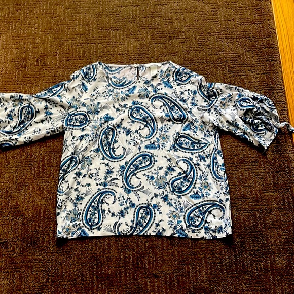 H&M Tops - H&M blue paisley top ($3 only when bundled)